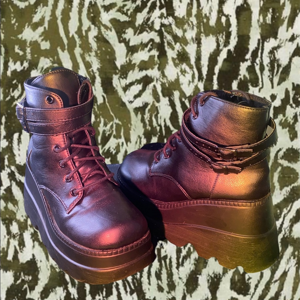 Black Platform Boots 🌿

Paid 25$